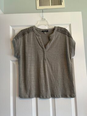 Cable & Gauge Olive-Gray Crochet-Trim Short Sleeve Split-Neck Top